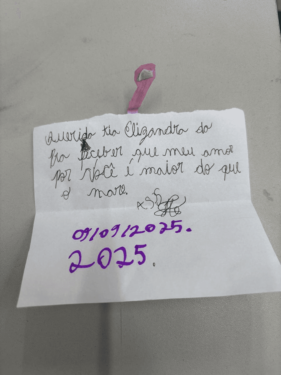 Bilhete com fita rosa: meu amor por você é maior do que o mar — 01/09/2025