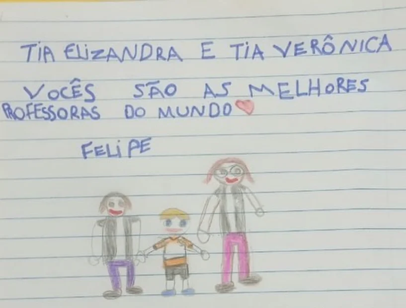 Alunos em atividade criativa em sala de aula