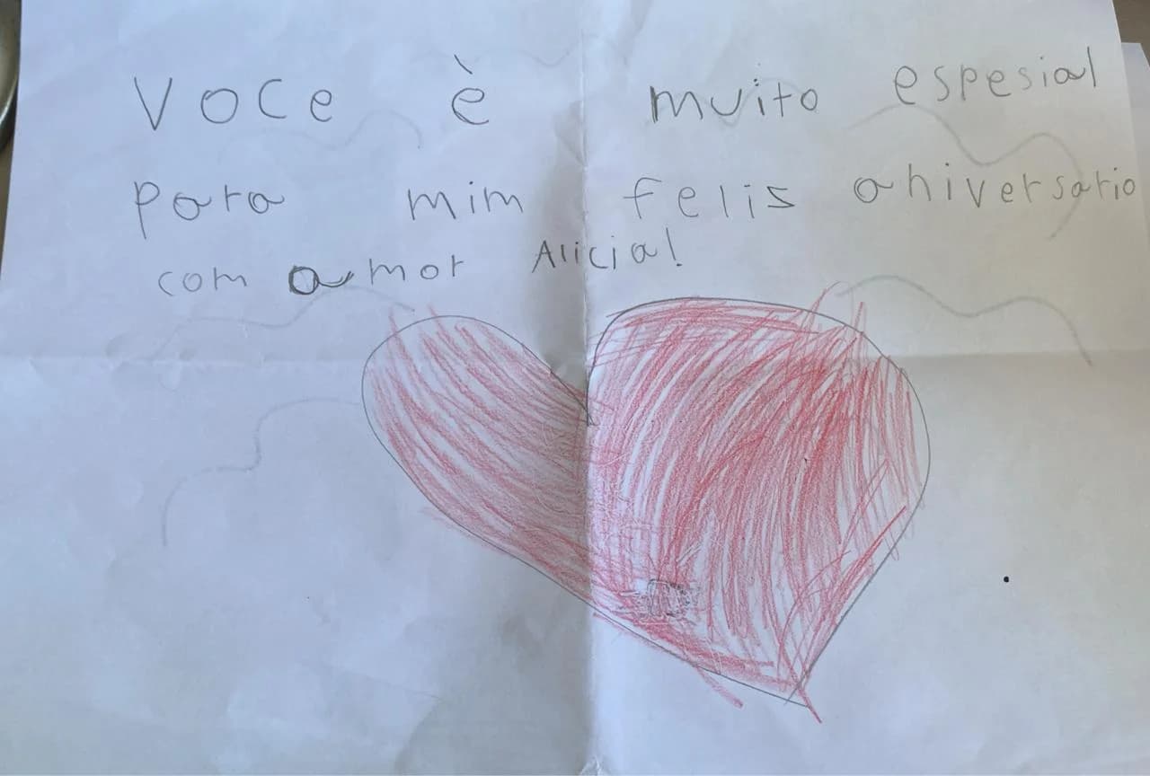 Crianças explorando e aprendendo juntas