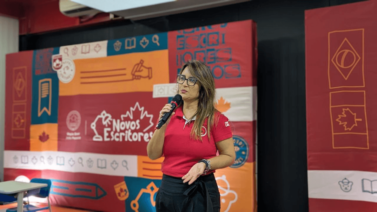 Elizandra Barbosa em sala de aula com seus alunos